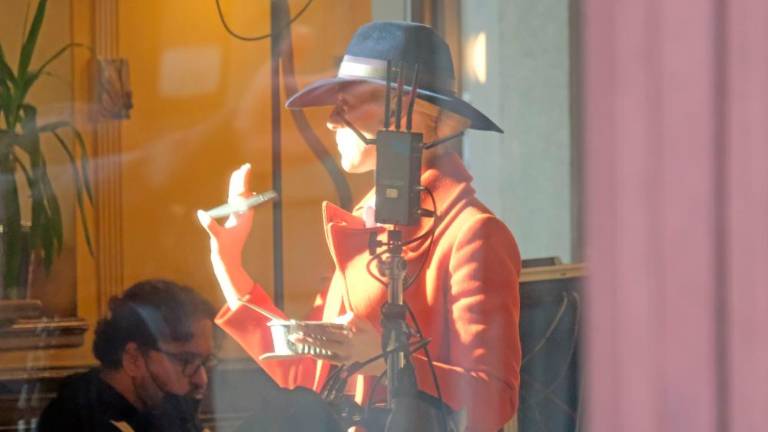 Zapeljiva Eva Kant na kavi