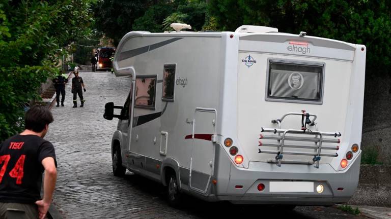 Sredi strme Ulice Bonomea obtičal avtodom