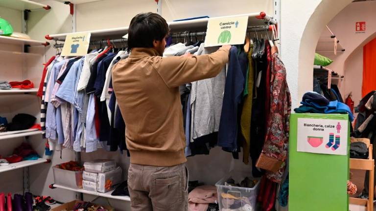 Po oblačila in osnovne pripomočke prihaja vse več ljudi