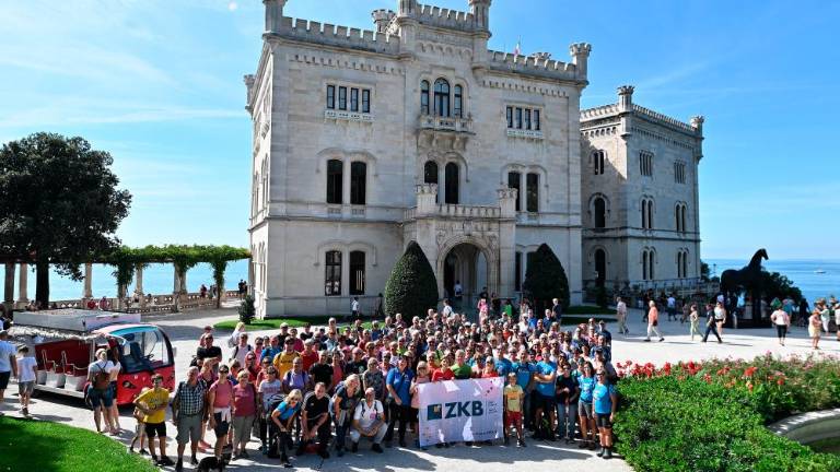 Člani banke peš od Nabrežine do Miramara