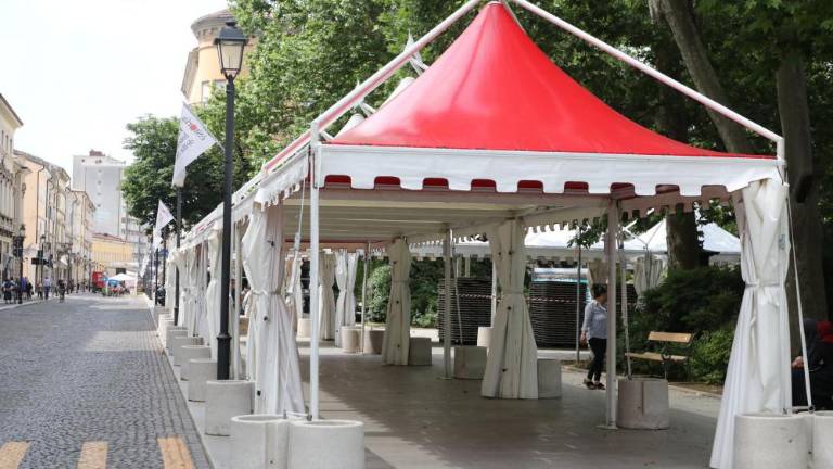 Začenja se festival èStoria