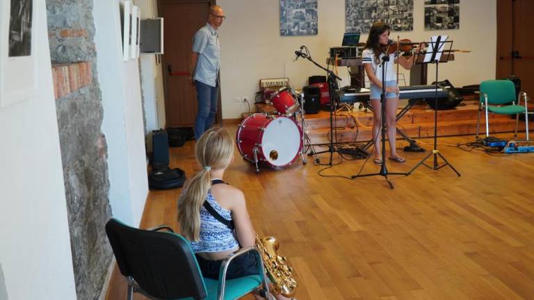 Igrali, peli, snemali in razmišljali o miru