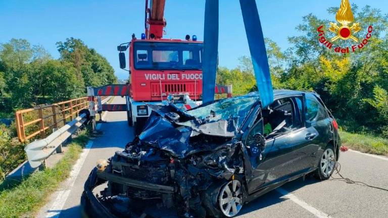 Izgubila nadzor nad avtomobilom in zapeljala v rečno strugo (foto in video)