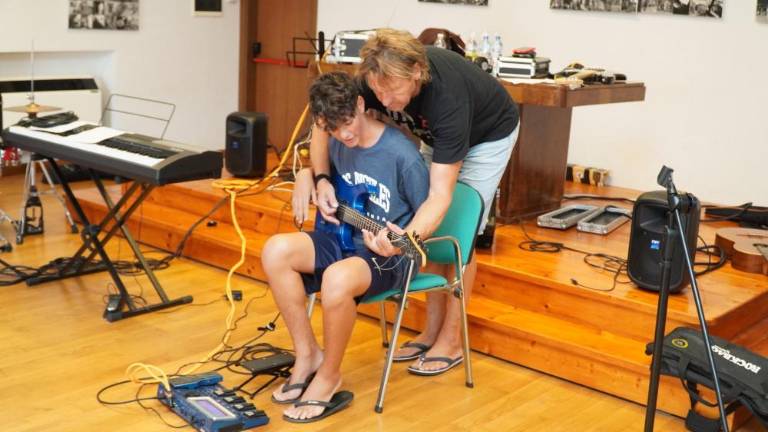 Igrali, peli, snemali in razmišljali o miru