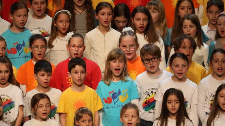 Razigrani pevski poklon Ljubki Šorli