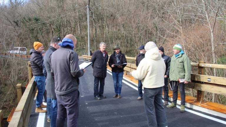 Prenovljeni most v Hudičevi luknji prvi prečkal pustni voz