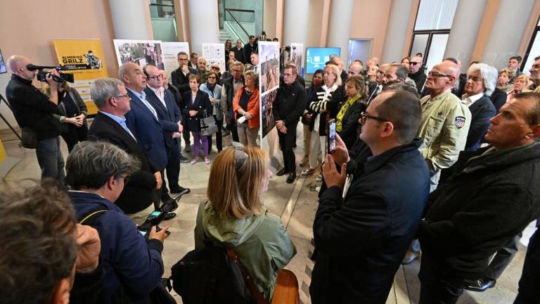 Odprtje razstave je spremljal protest