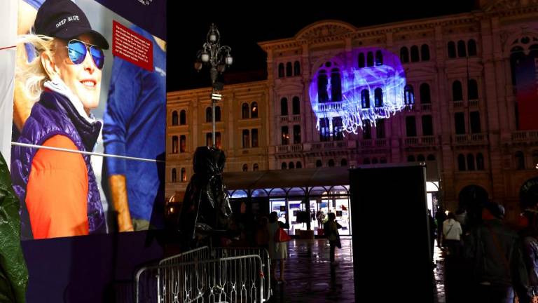 Oceanske globine na pročelju Mestne hiše