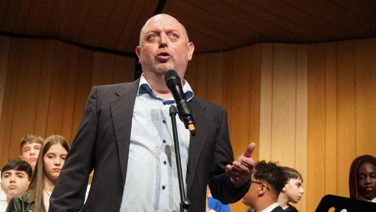 S petjem, plesom in legendo