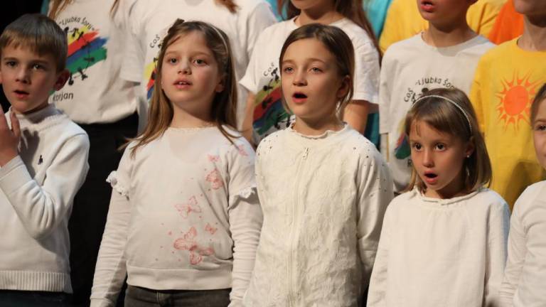 Razigrani pevski poklon Ljubki Šorli