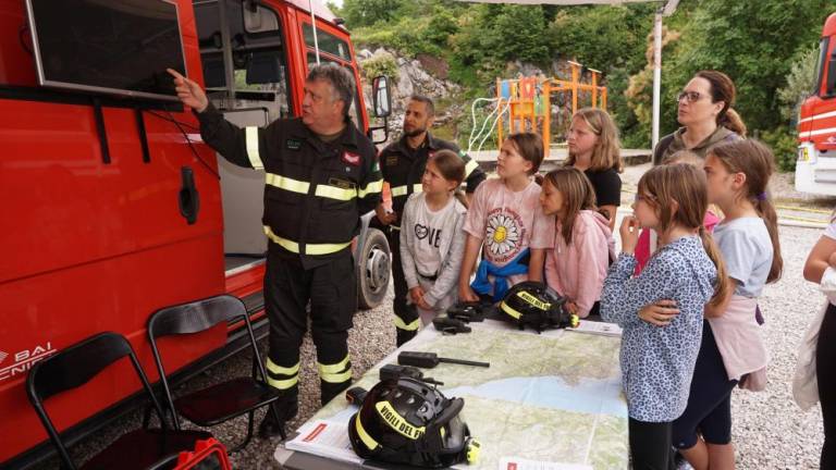 Otroke učijo osnov požarne varnosti