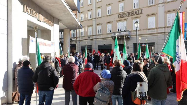 Decima Mas z vencem na občini, protest antifašistov na Korzu