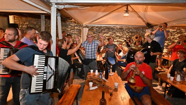 Z ženinom skakali po klopeh, nevesta opravila vse »preizkuse«