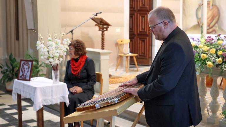 Poskusom ponižanja je pokončno kljubovala