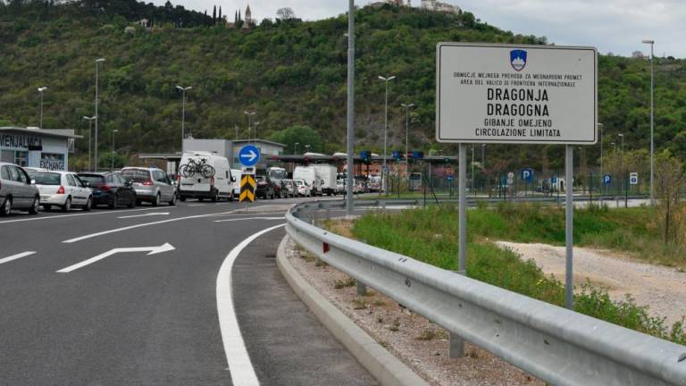 Okrog 100 Slovencev včeraj prečkalo mejo s Hrvaško