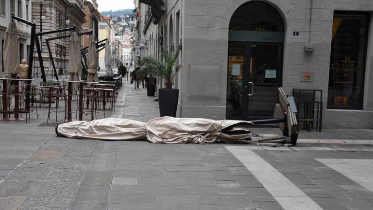 Trst je prečesala močna burja