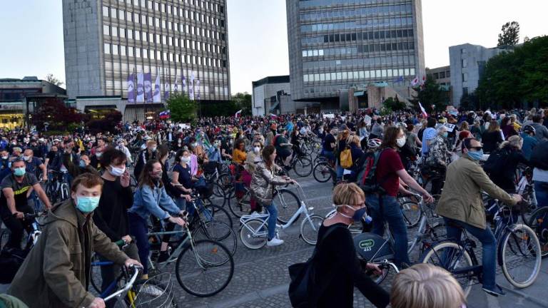 Na kolesih množično pokazali nezadovoljstvo nad vlado