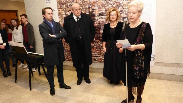 Spomin ohranjajo s pogledom naprej