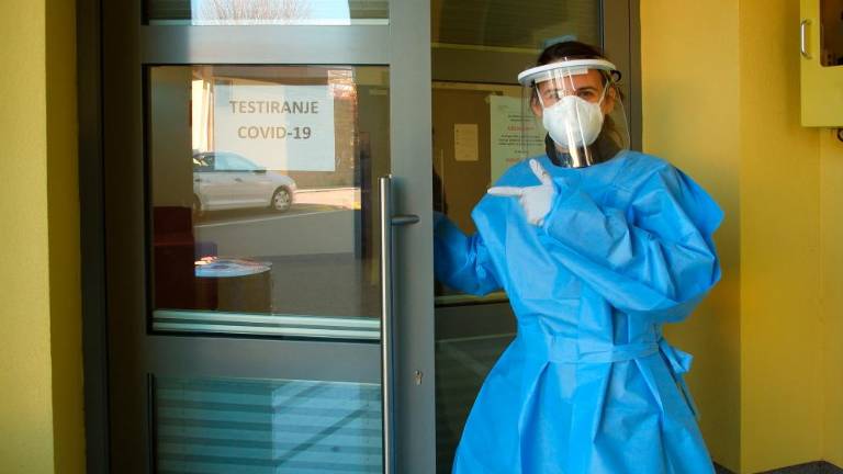 V Sloveniji pozitiven skoraj vsak četrti PCR test