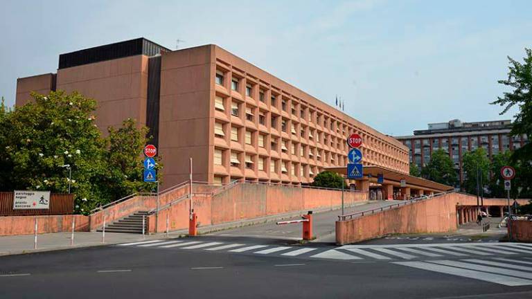 Bolniku iz prsne votline odstranili redek štirikilogramski tumor