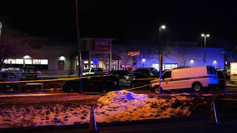 Deset žrtev v množičnem strelskem napadu v Koloradu