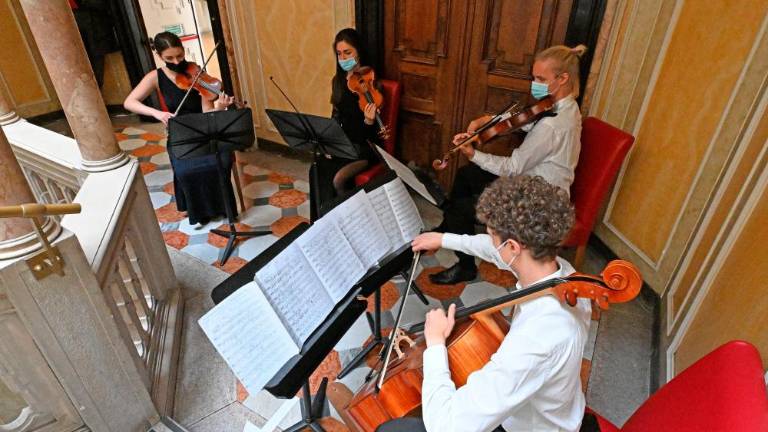 Zaposlujejo osebje z znanjem slovenskega jezika