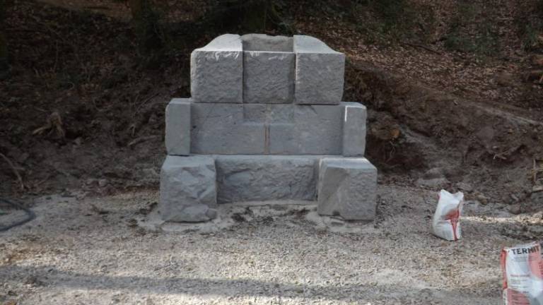 V gozdu Panovec spomenik ukrajinskim vojakom