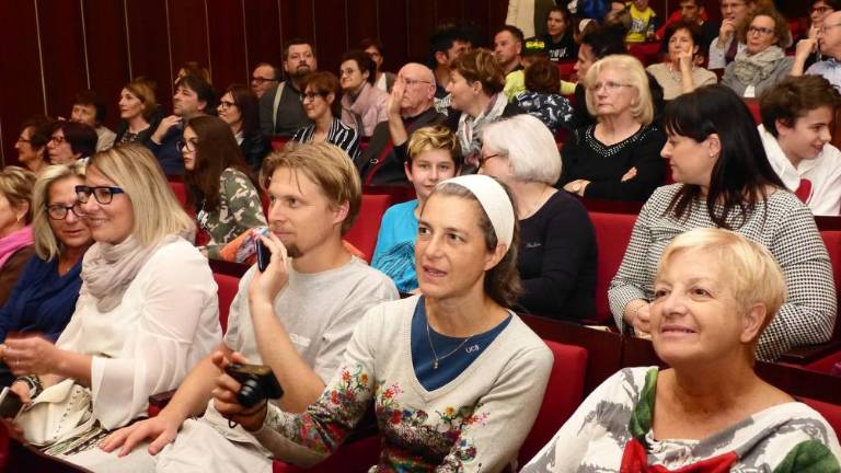 Pestro in poskočno tudi brez muzikala