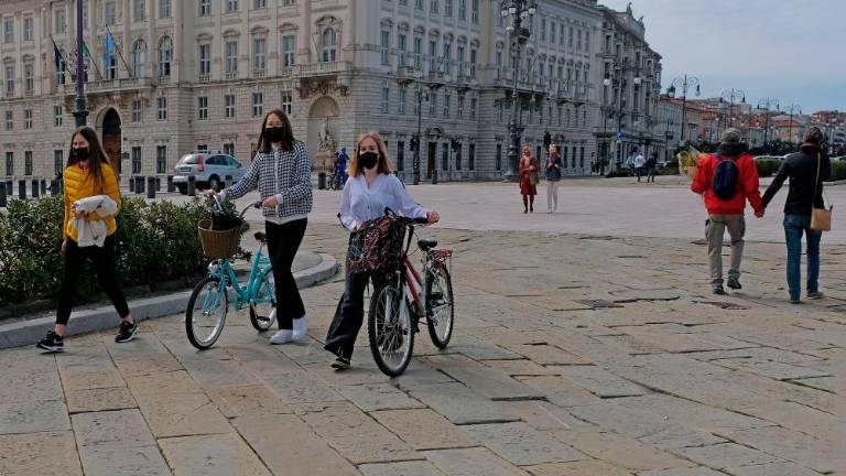 Sonce privabilo na ulice kolesarje in tekače