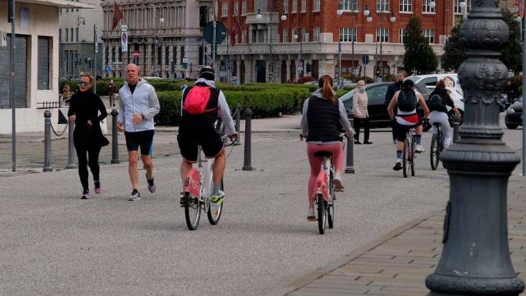 Sonce privabilo na ulice kolesarje in tekače