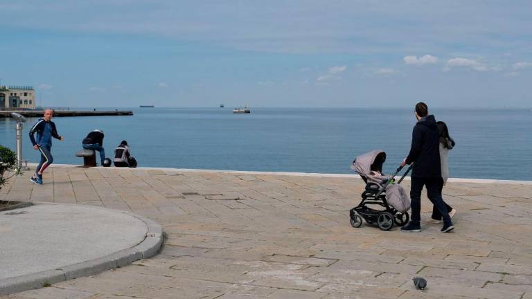 Sonce privabilo na ulice kolesarje in tekače