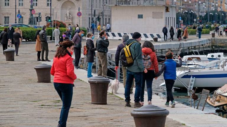 Sonce privabilo na ulice kolesarje in tekače