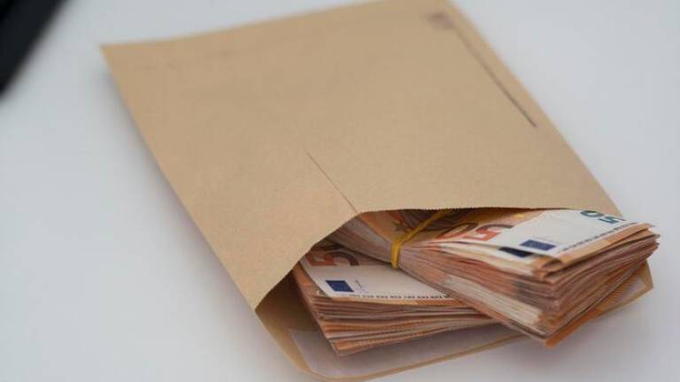 Iz avtomobila ukradli kuverto z 11.000 evri