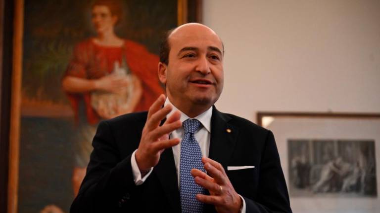 Najprej se bo soočal z vročim vprašanjem migrantov