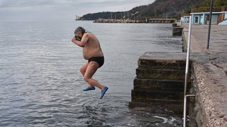 Leto 2021 sta začela s skokom v morje (video)