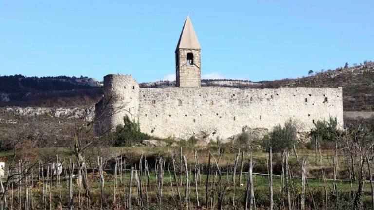 Cerkev sv. Trojice v Hrastovljah bi lahko postala spomenik državnega pomena