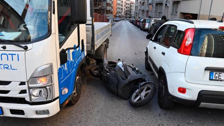 V Ul. Molino a vento trčila avtomobil in skuterist
