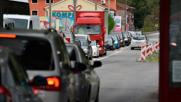 Slovenski policisti ovadili štiri potnike s ponarejenimi testi