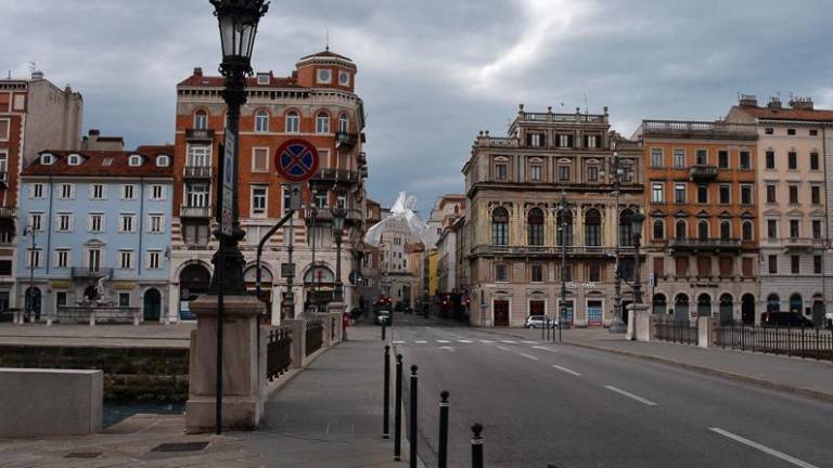 Trst je prečesala močna burja