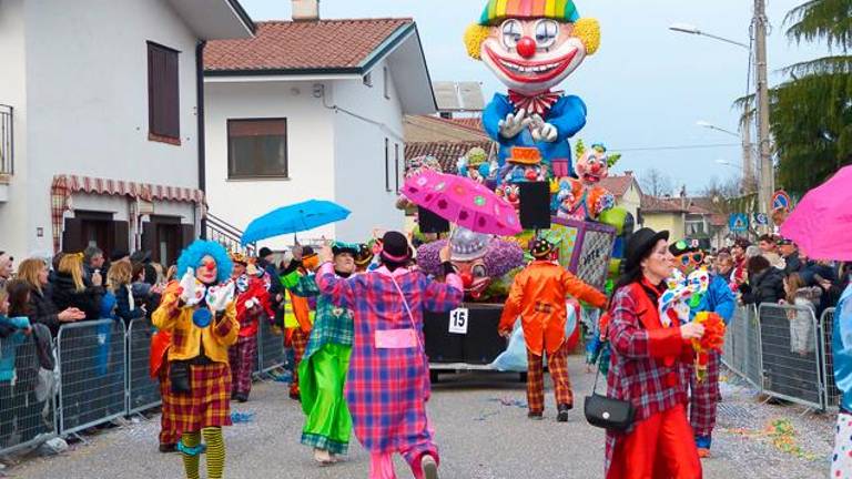 Sovodenjski pust razposajen in množičen