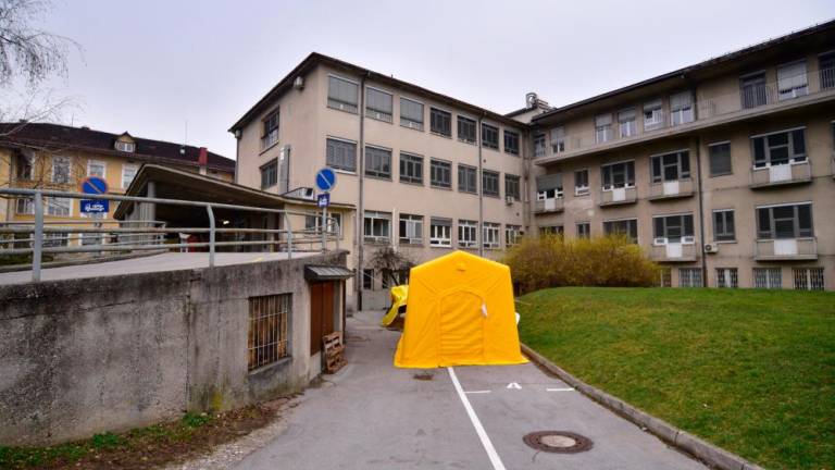 Okužena zaposlena oseba na infekcijski kliniki UKC Ljubljana