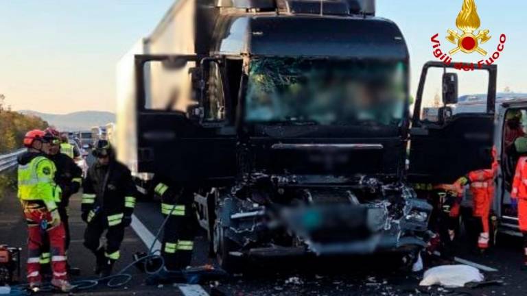 Na avtocestnem priključku pri Križu trčila tovornjaka