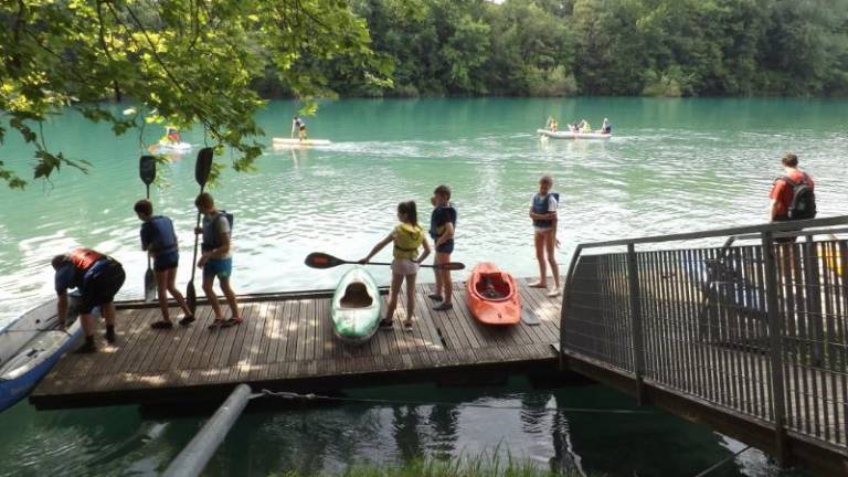 Otroci veslali po smaragdni reki