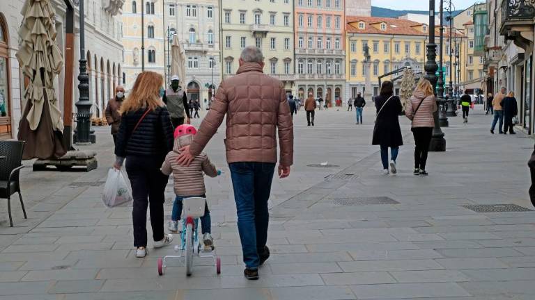 Sonce privabilo na ulice kolesarje in tekače