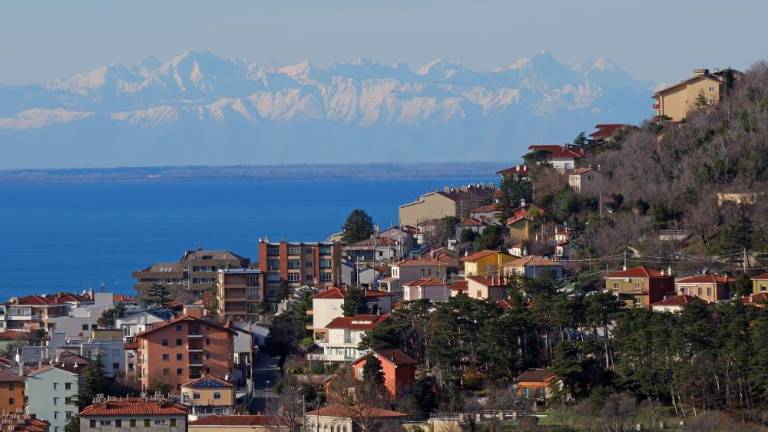 Obalna cesta najdražja, za njo center mesta, Greta in Barkovlje