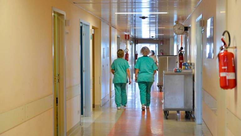 Število covidnih bolnikov v bolnišnicah FJK še upada