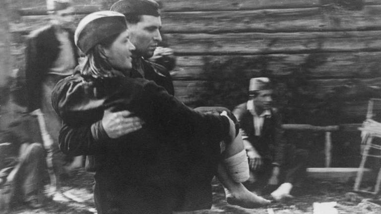 Danes v bolnico hitro z rešilcem, takrat na nosilih po gozdnih poteh