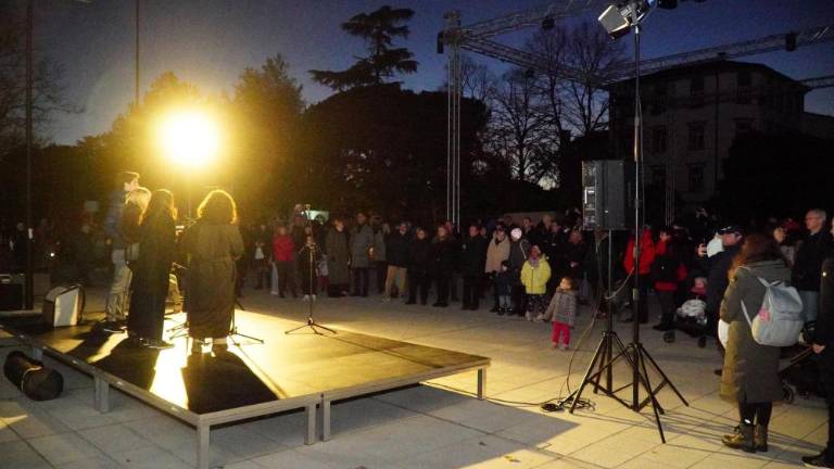 Čezmejni trg praznično osvetljen