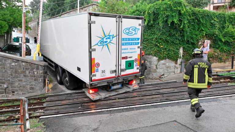 Na Škorklji se je na tramvajskih tračnicah zagozdil tovornjak (video)