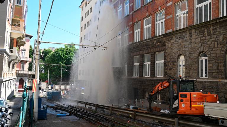 V Ulici Commerciale v Trstu izbruhnil gejzir (FOTO in VIDEO)